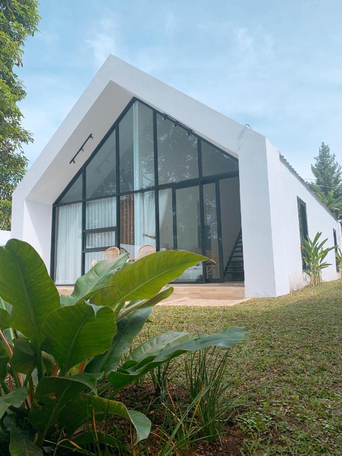 Casa De Gaudi Lembang Villa Exterior foto